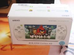 Consola de juegos china de una combinación de PS4, XBox One y Android (6 fotos)